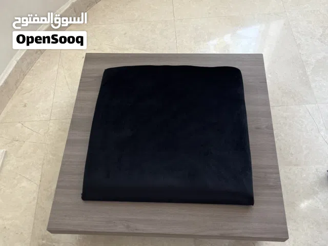 طاولة للعب الورقه