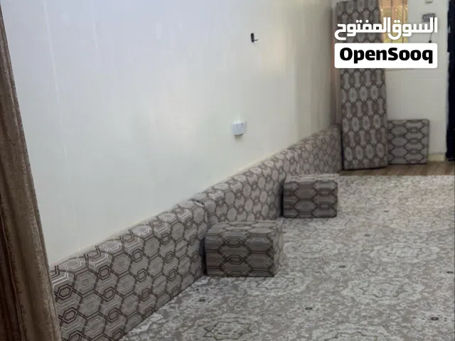 للبيع جلسه ارضيه 8 قطع مع ركايات 4 نضاف مع السجاده5/4 و الطاوله
