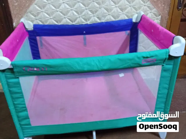 سرير اطفال بحال الوكاله نظام الطوي معه شنته شبه جديد حجم كبير