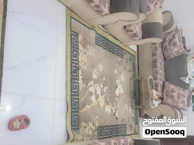 كنب نظيف جدا اشتروه ب180الف  له فتره بسيطه البيع 75 اقل من القيمه