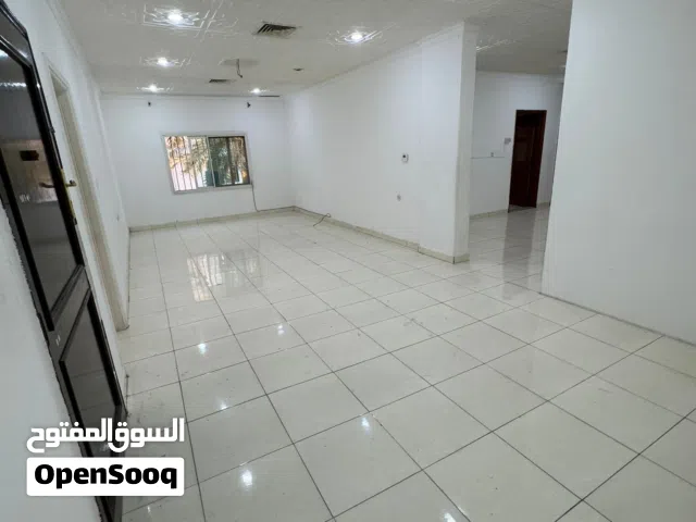 شقه في سلوي مساحه واسعة 4 غرف(1) ماستر