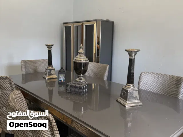 طاولة طعام وبوفيه