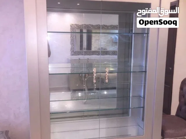 نيش دلفتين 3 رف زجاج زان احمر وابلكاش سه روسي مقابض خشب مطعم بأويما شغل يدوي دمياط