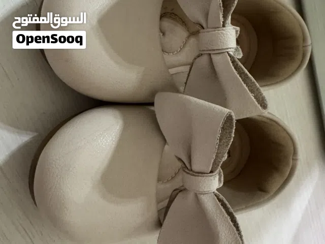 حذاء طبي جلد طبيعي بناتي لون بيج فاتح