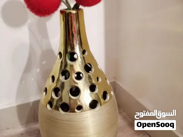 فازة أنيقة متينة ورزينة تنحط في الزوايا أو طاولة راقية بسعر جميل جداً