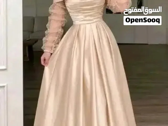 فستان سهرة الأناقة الملكية قماش ساتان فاخر  لإطلالة  تبرز انوثتكي