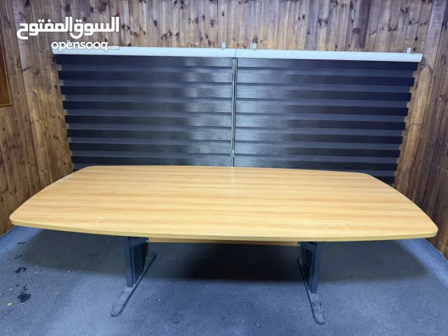 طاولة بحالة الوكالة تتسع ل 12 كرسي فقط ب 50