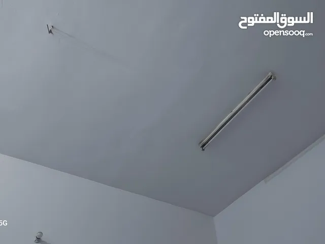 محل في جوله تعز تماما عنون رهيب بدون نقل قدم ايجاره اقل من 200 الف كبير وسط وبداوم في الحاره كبير
