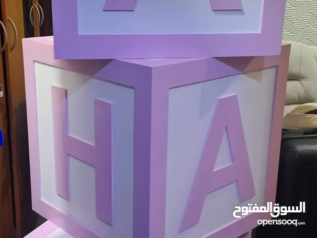 مكعبات ديكور وردي وأبيض أنيقة لتزيين أي مساحة