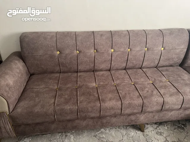 طقم كنب كونر جديد استعمال فتره زمنية قصيرة الكنب في حاله جديد البيع بيسب الرحيل السعر فقط 90موجود جم