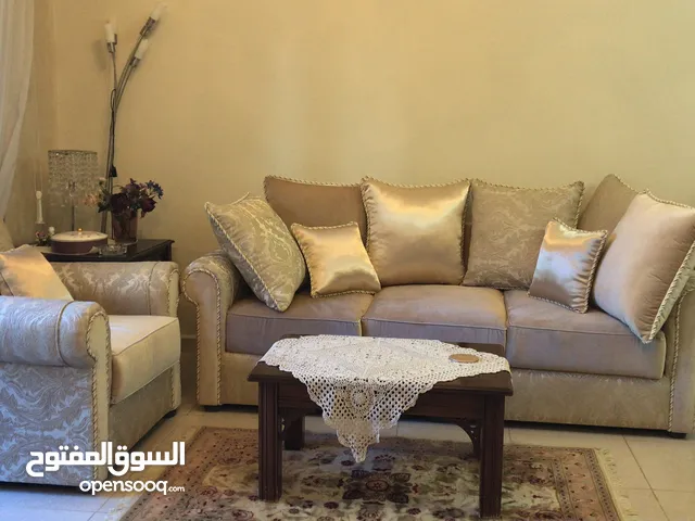 طقم و كنب اسفنج و قماش فخم جدا و جديد و بسعر التنجيد طقم 7 مقاعد شبه جديد مستورد و ليس تجاري