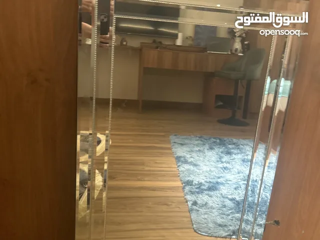 مرآة كبيرة مناسبة للتعليق على جدار غرفة المعيشة او اي مكان في المنزل + مستعملة