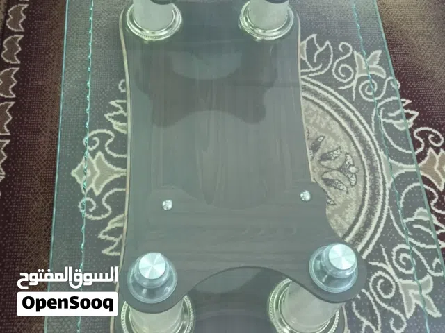 طاولة وسط زجاجية بارجل جرانيت وقاعدة خشبية بحالة ممتازة للبيع بداعي الانتقال والتجديد فقط لا غير ابد