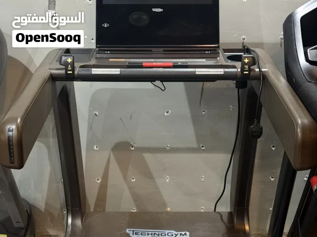 Technogym run artis سير كهربائي جهاز نادي
