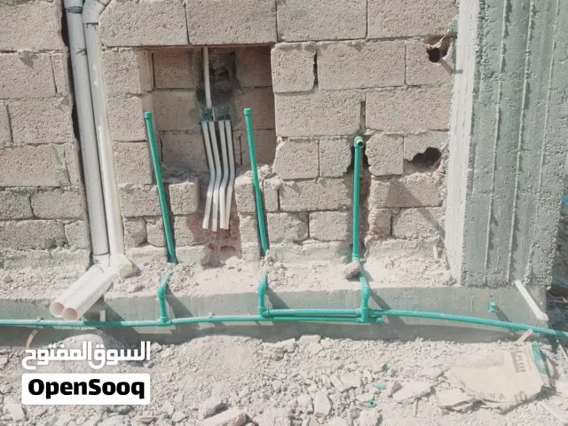 خدمات السباكة للمياه والصرف الصحي، وخدمات الكهرباء الصناعية ثلاثية الطور وأحادية الطور