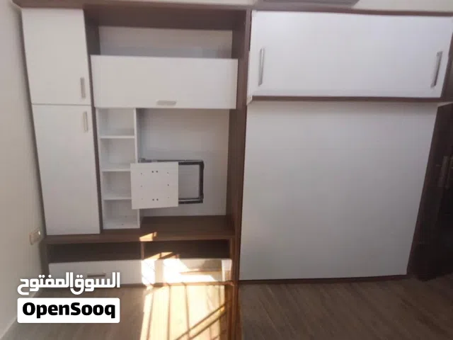 نظام أثاث ذكي متكامل: سرير مزدوج مخفي + مكتبة و ادراج تخزين و قاعدة تلفاز - بحالة