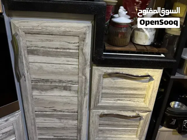 مطبخ نظيف بحالة جيدة .