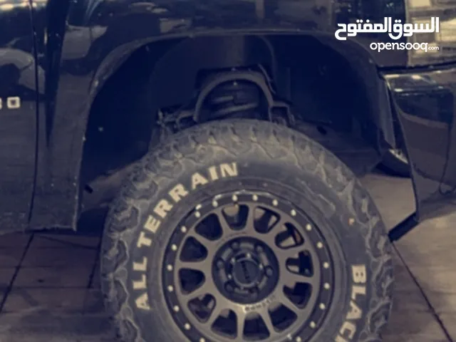 للبدل راس براس رنقات مثود حجم17 اصليه مع تواير ود واي حجري ( مع رنقات تاهو lt او ltz او سلفرادوا )