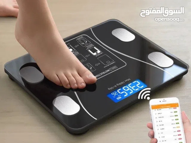 ميزان ذكي بشكل أنيق وعرض رقمي مضيء المميزات