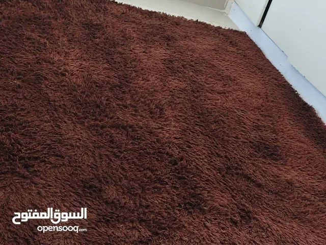 مفروشات للبيع كنب بحالة جيدة وسجادة