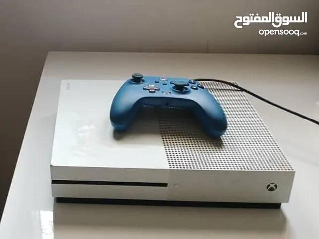 جهاز Xbox one s نظيف معاه يد لون ازرق السعر 1200 قابل للنقاش و نظيف و قيقا ون تيرا