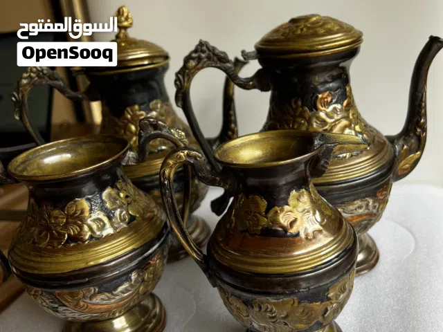 طقم تقديم شاي وقهوة أنتيك فاخر (4 قطع) بنقوش بارزة وتفاصيل ملكية