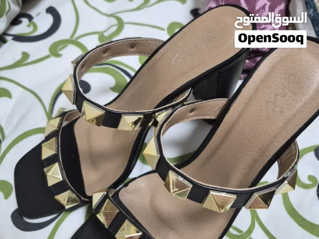 صنادل مميزة للبيع سايز 40