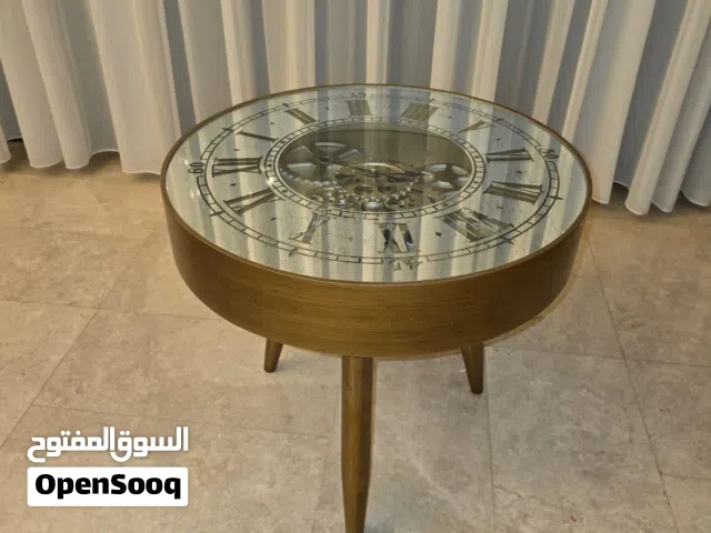 طاولة جنب مع ساعة