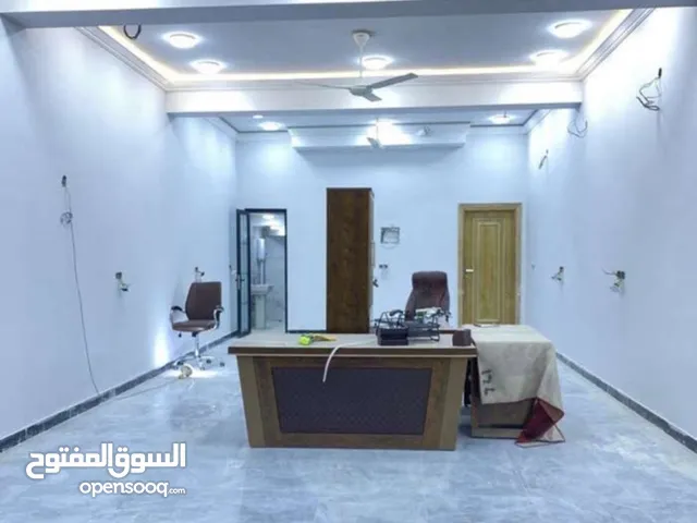 محل تجاري كبير الاكوات شارع الفاصل