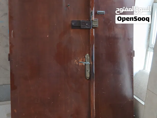 باب منزل خشب زان لون بني درفتين مع الحلق والكشفات وزرفيل