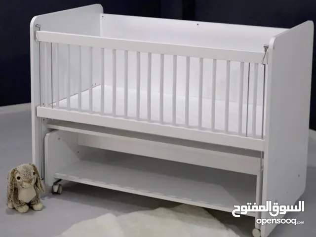 سرير أطفال هزاز أبيض (BW1090) بعجلات – مقاس 120 × 60 سم