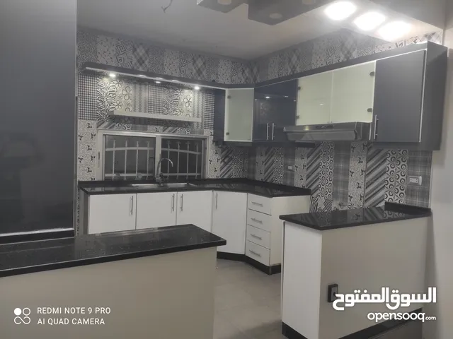 مطبخ فاخر هايجلوس بحاله ممتازه