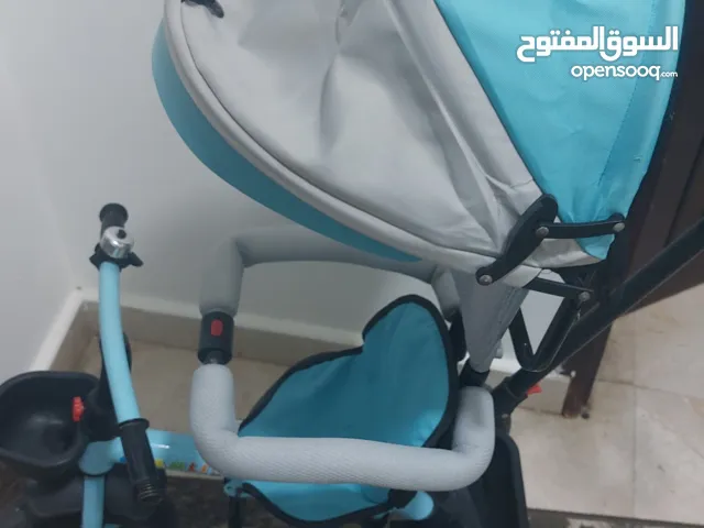 دراجة اطفال مع مظلة وذراع تحكم  بحالة ممتازة جدا