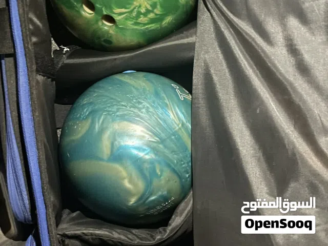 كرات بولنج وبلياردو