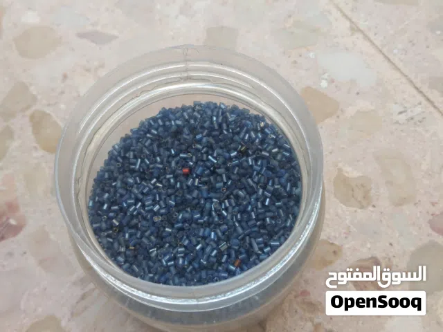 خرز للبيع في عندي اثنين وعشرين لون بنفع للتطريز  اليدوي