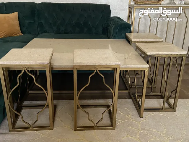 طاوله ضيافه كبيره مع ستة طاولات صغيرة تقدم للضيوف مصنوعه من الرخام و النحاس سعر البيع ب1000 درهم