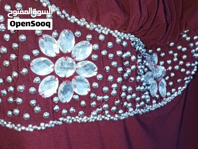 فستان لون خمري طويل مقاس لوزن 80 تقريبا