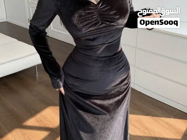 فستان أعراس وسهرات مع اكسسوارات الشعر .