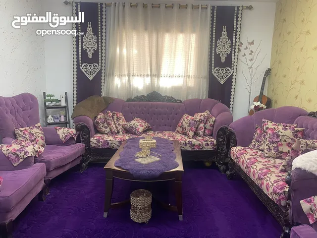 كنب يتكون من 9 مقاعد مريحه