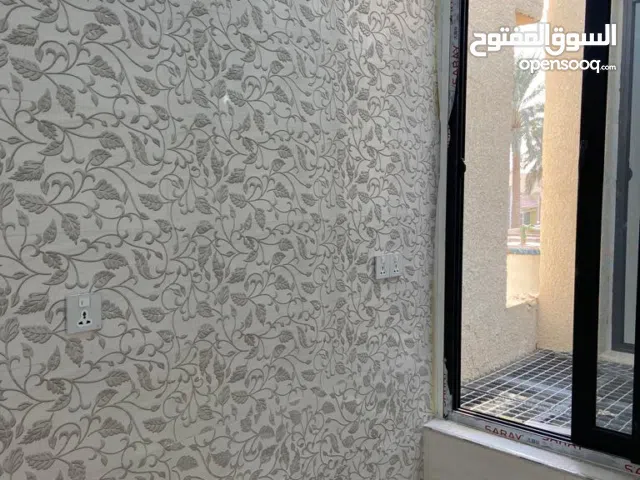 بيت في حي الجامعة بيت حديث درجة اولى مساحة 120 متر يحتوي على 3 غرف نوم و خدمات يقع قرب المركز الصحي