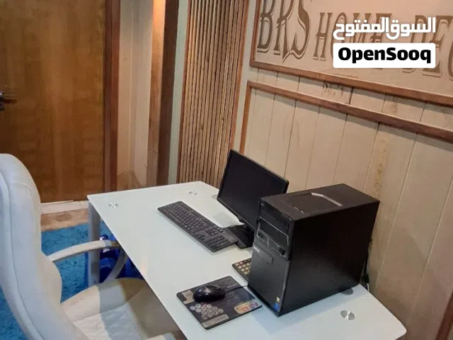 مكتب زجاجي 150سم × متر بالكرسي ومعه 2 طاوله صغيره