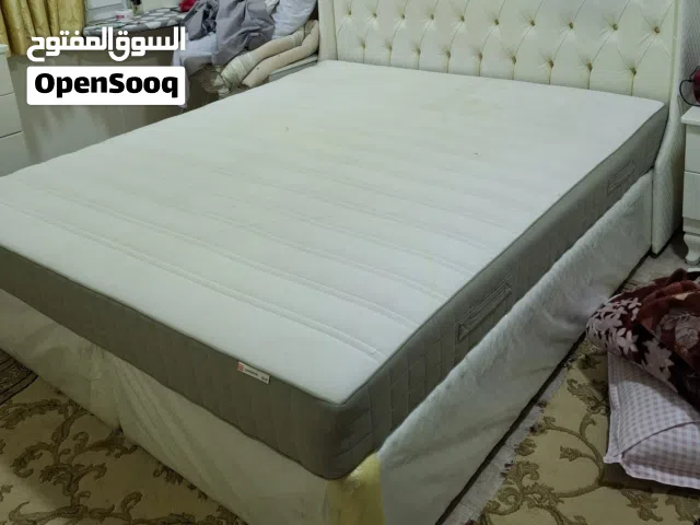غرفة نوم بدون دولاب