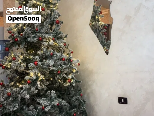 شجرة كريسماس ثلجية حديثة طولها 2.7 cm مع قاعدة أساس و30 كرات حمراء و3 جوارب كريسماس