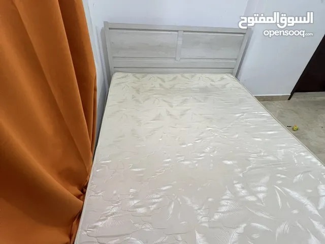 سرير 180 x 200 خشب بالكامل مع مرتبه سوفت ماكس سفنج وطبقه اضافيه من الجريوي بحاله ممتازه King bed
