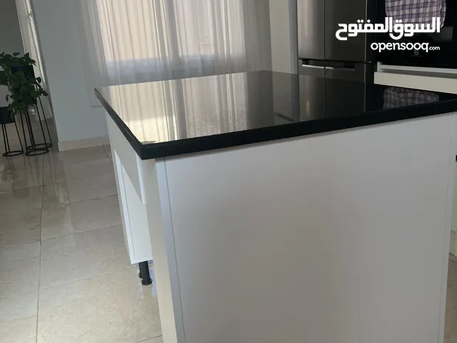 طاولة مطبخ رخام جالكسي وفيها ارفف وادراج