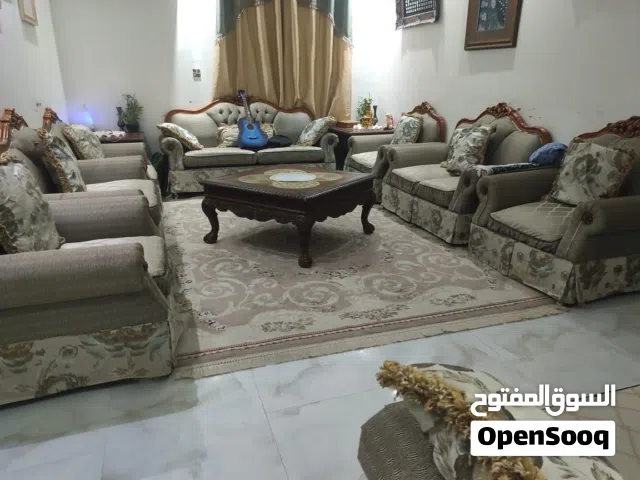 كنب فاخر ماليزي في البريمي تخفيض   ممكن التوصيل بدون تمزيق او تلف اموره طيبه مشراي قبل 1340 ريال