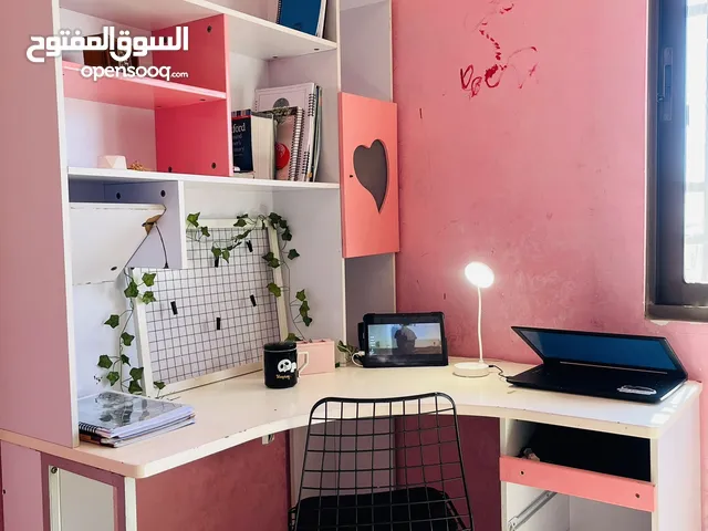 مكتب دراسي وخزانه ملابس