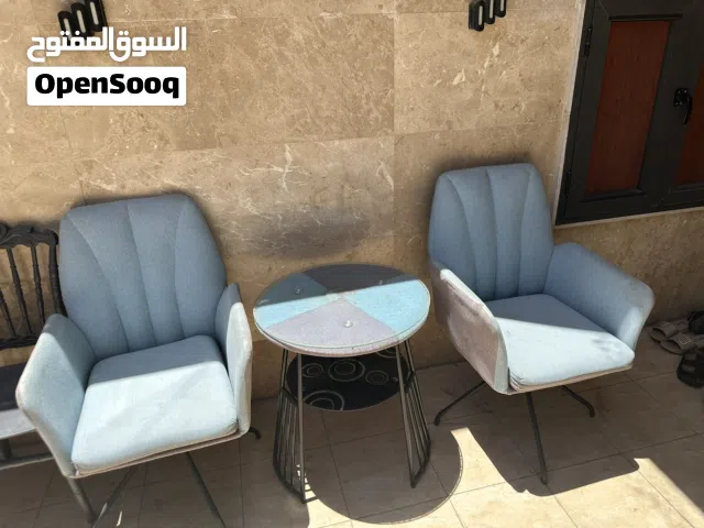 ميز مع كراسي عدد 2