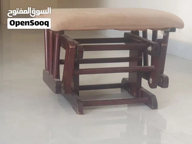 كرسي ارجل هزاز خشب زان  بحاله جيده استعمال خفيف  وكراسي بلاستك جديد ب 1 ريال