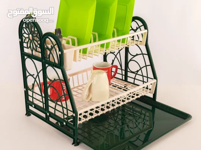 رفوف متعددة لترتيب الصحون والأكواب مكان مخصص لأدوات المطبخ (ملاعق، شوك، سكاكين)